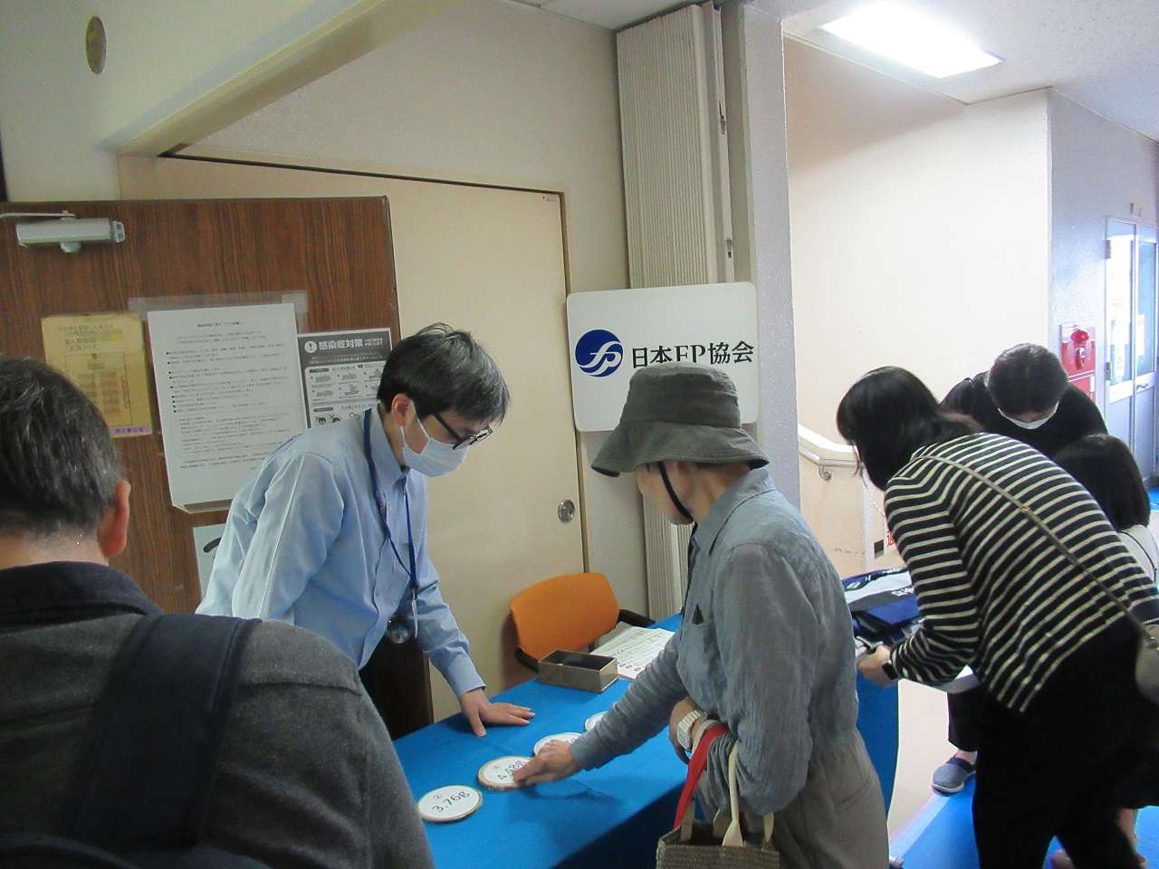 コイン並べ替えゲーム